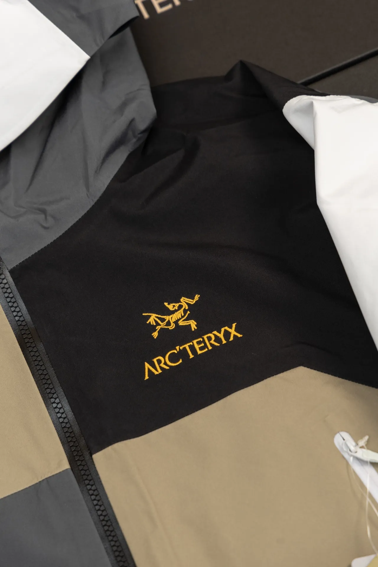 ARC‘TERYX x beams Beta Series-、 Factory TNF ； zp ； 21777 ～ zp Logo ； ； BETA： 。 LT ： ， Wear-Resistant。 GORE-TEX： 、 、Breathable Ykk ； COLOR: SIZE：S M L XL S ： 72 116 60 48 M ： 74 118 62 50 L ： 76 122 64 52 XL ： 78 126 66 54
